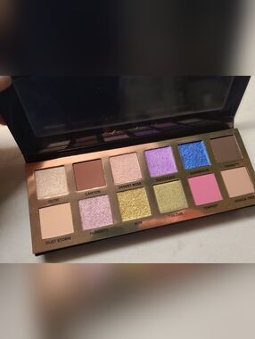 What's Up Beauty MONSOON Eyeshadow Palette